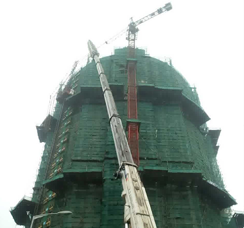 门头沟吊车在工地上作业